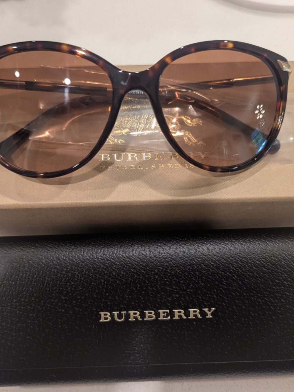 BURBERRY SUNGLASSES WOMEN BRAND NEW IN BOX LUXOTTICA GROUP